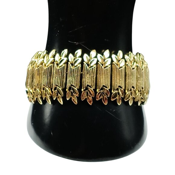 Vintage Coro Pegasus Gold-Tone Link Bracelet With Safety Chain - Picture 3 of 5